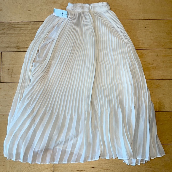 Banana Republic- Radiant Halter Tank - Medium NWT - Picture 8 of 8